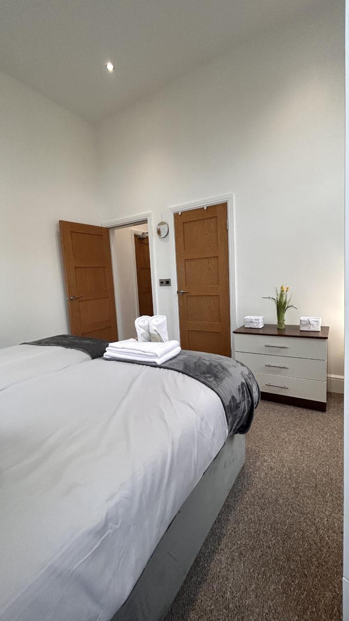 Cozy 1-Bedroom Apartment In The Heart Of Barnsley Town Centre Exteriör bild